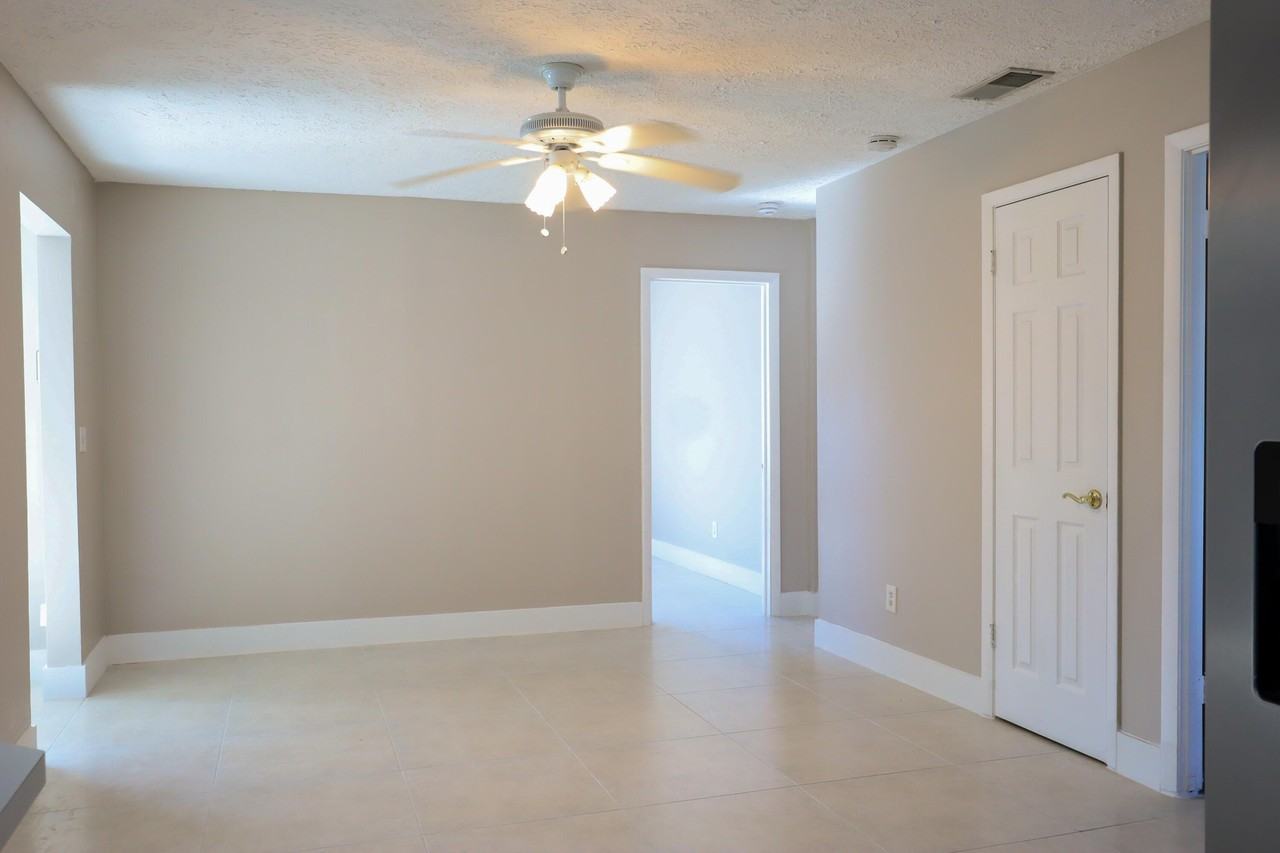 1285 Se Port St Lucie Blvd - Photo 4 of 20