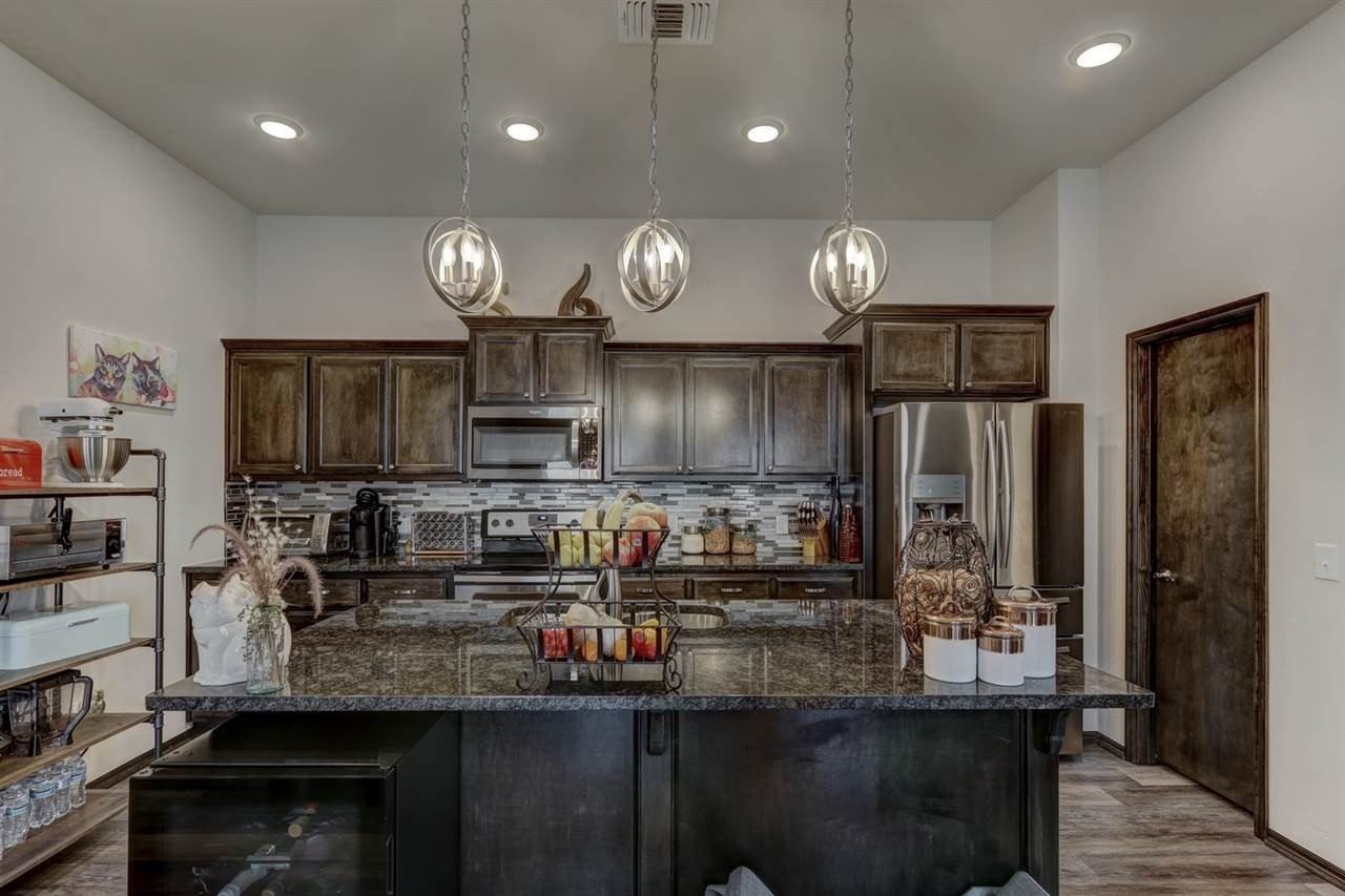 1127 S Landry Ln - Photo 6 of 37