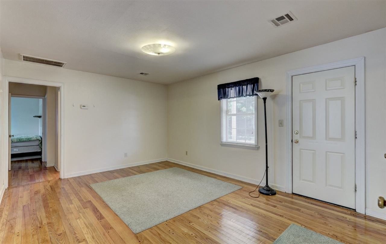 205 1/2 S Duck St - Photo 4 of 23