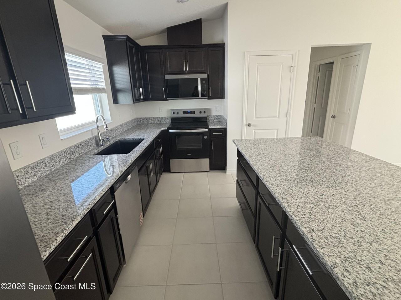 641 Hugo Dr Se - Photo 4 of 21