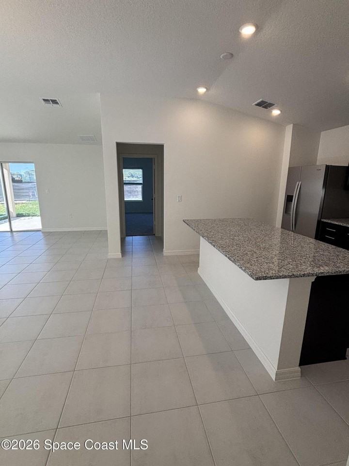 641 Hugo Dr Se - Photo 7 of 21