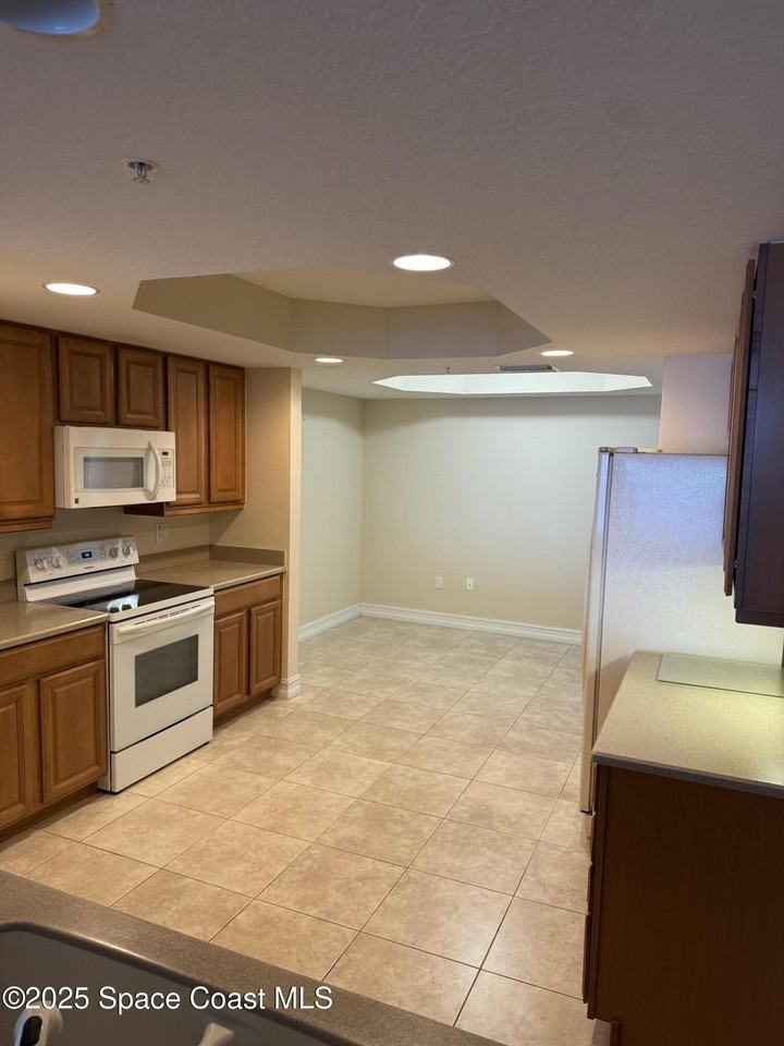 5 Indian River Ave Apt 902 #902 - Photo 5 of 9