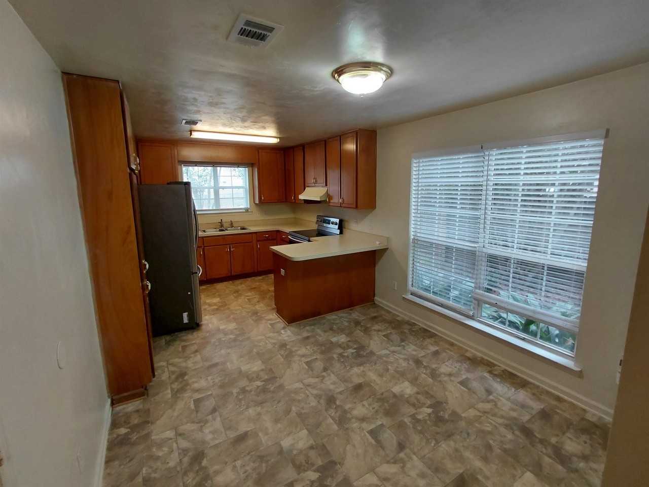 1557 Payne St - Photo 2 of 16