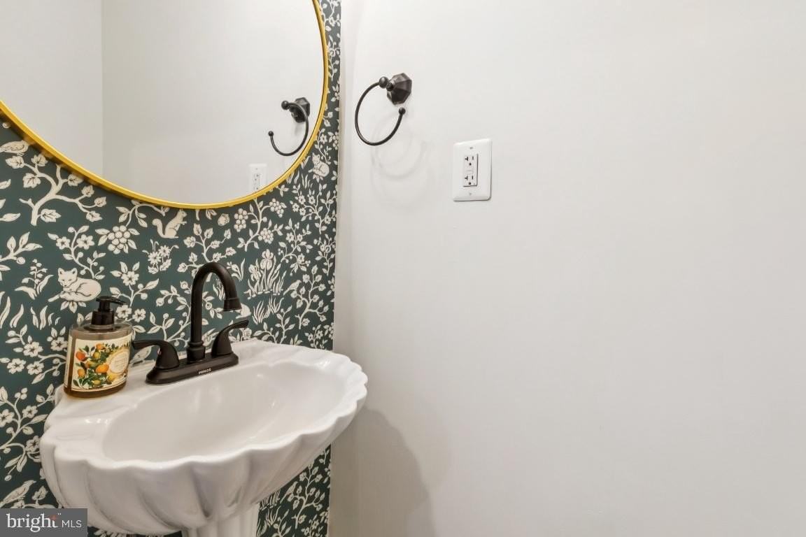 3318 Blaine St Ne - Photo 4 of 14