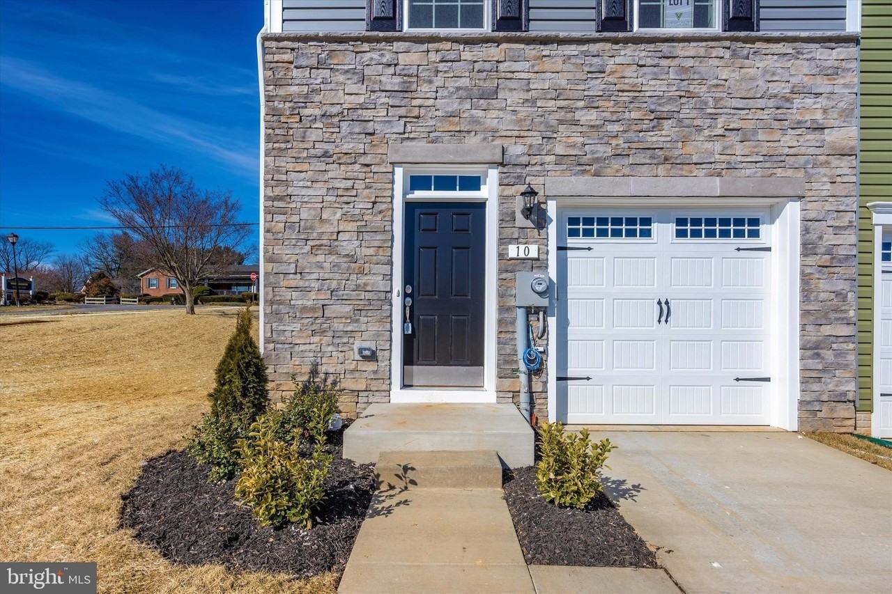 10 Chester Ct - Photo 2 of 50