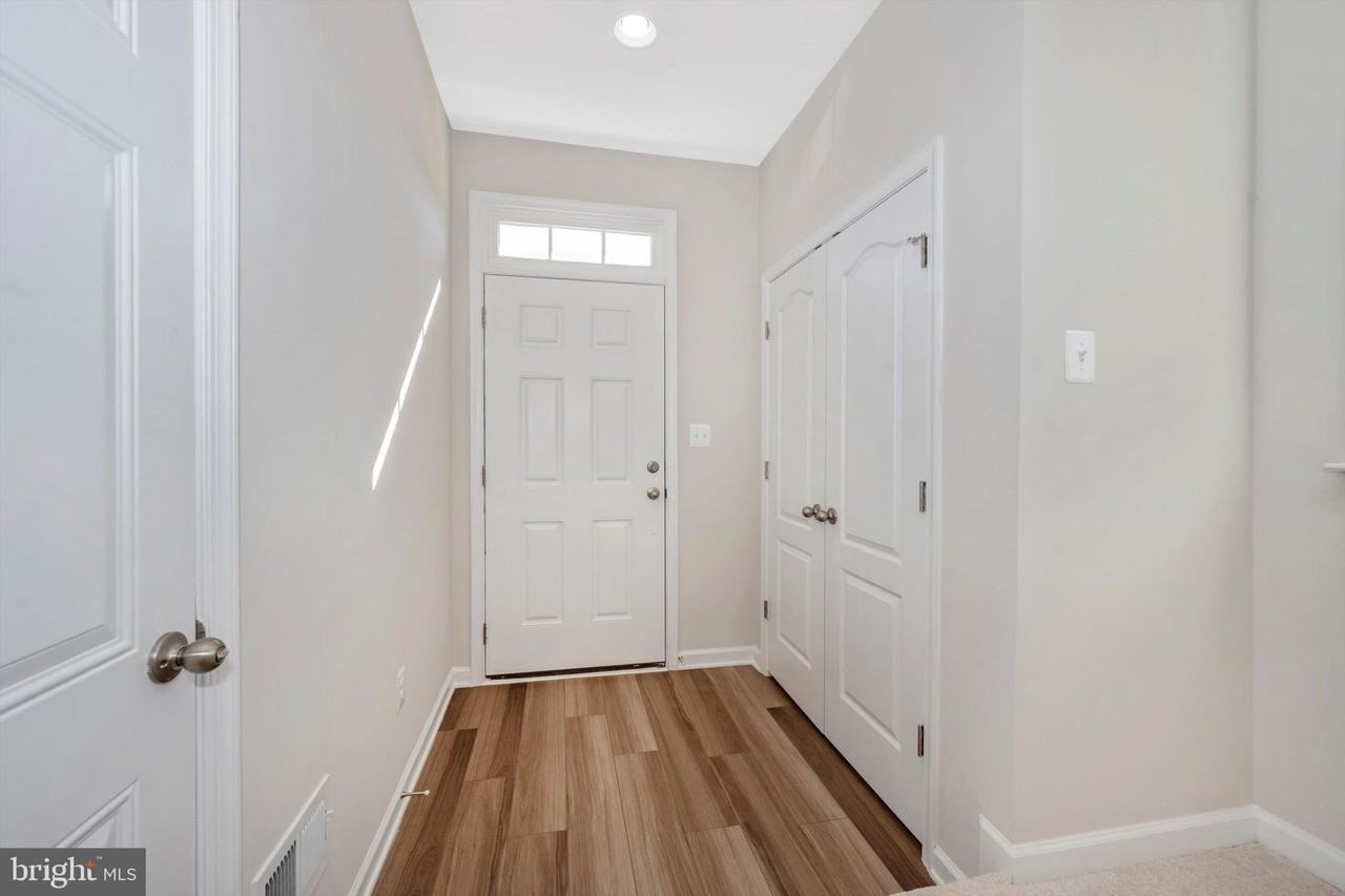 10 Chester Ct - Photo 3 of 50