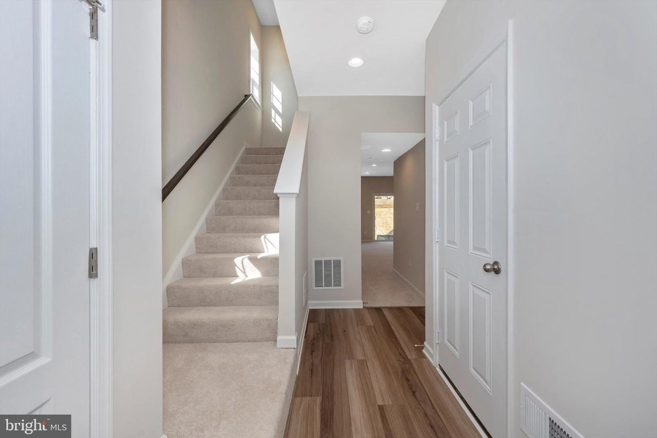 10 Chester Ct - Photo 4 of 50