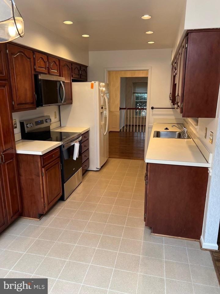 10775 Brewer House Rd - Photo 6 of 19