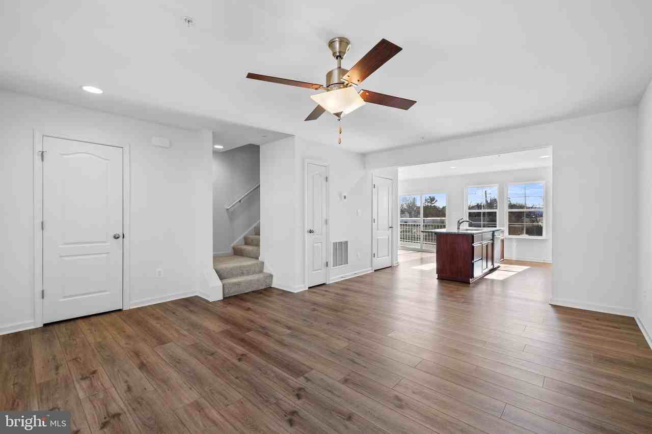 496 Peleton St - Photo 4 of 27