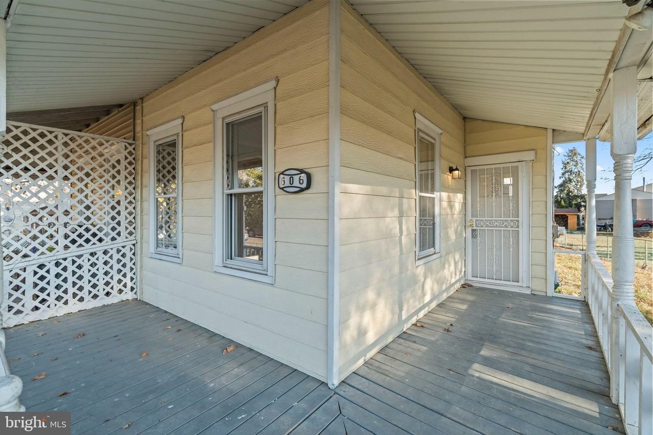 606 Spruce St - Photo 4 of 29