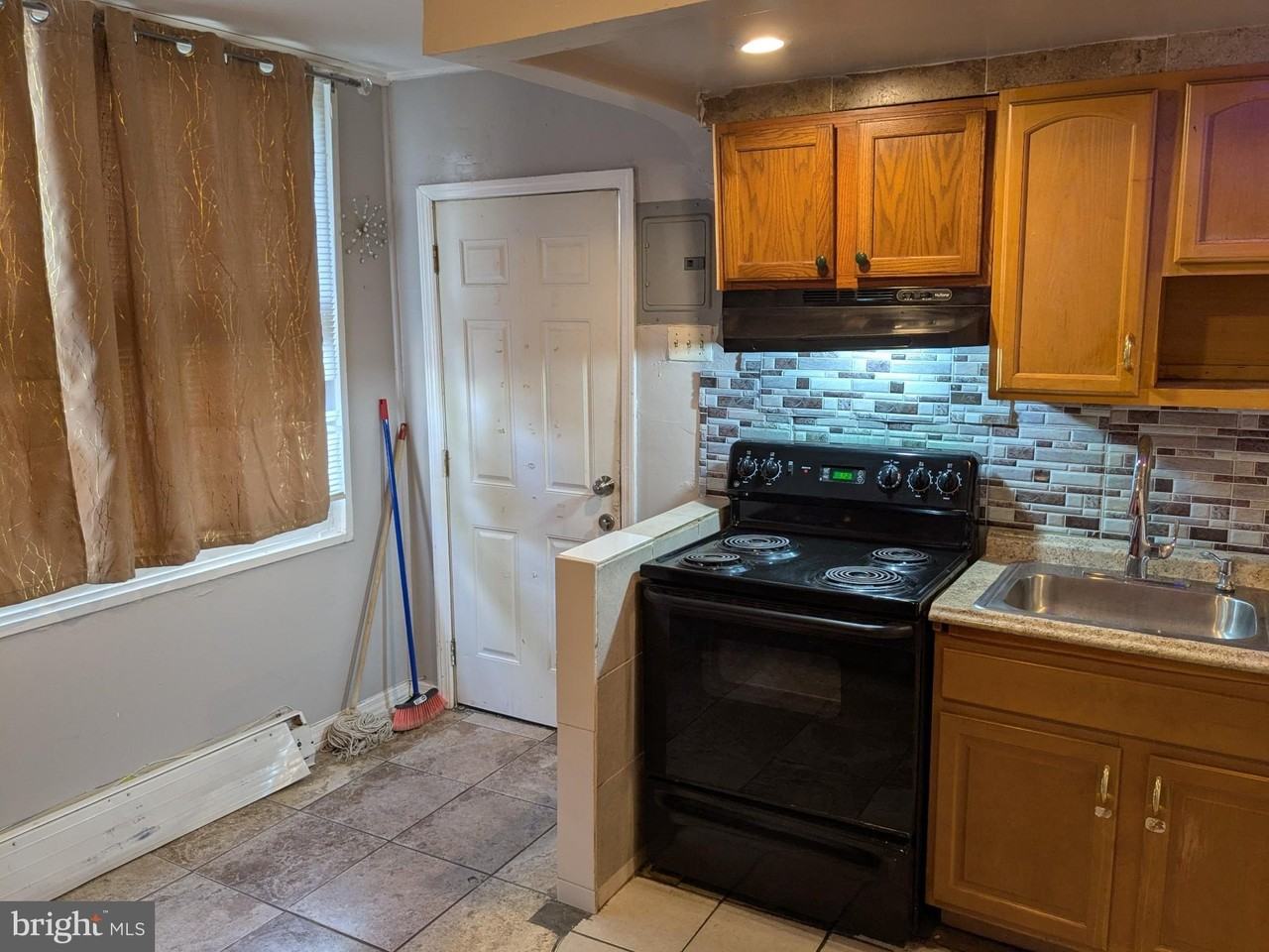 1173 Atlantic Ave - Photo 4 of 10