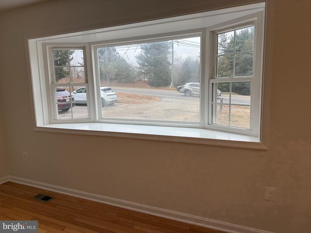 4032 Olley Ln - Photo 5 of 48