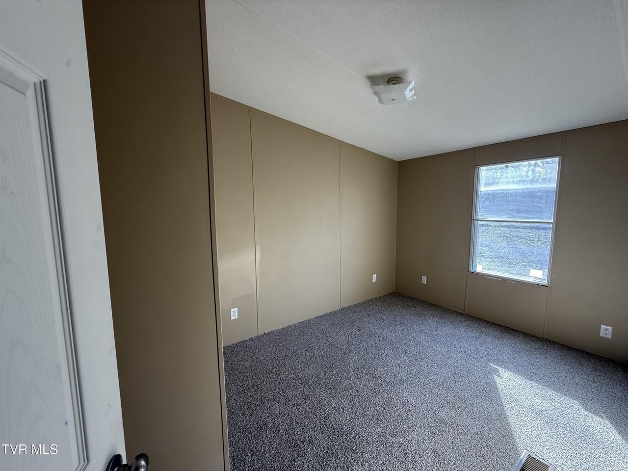 5633 Orebank Rd - Photo 3 of 8