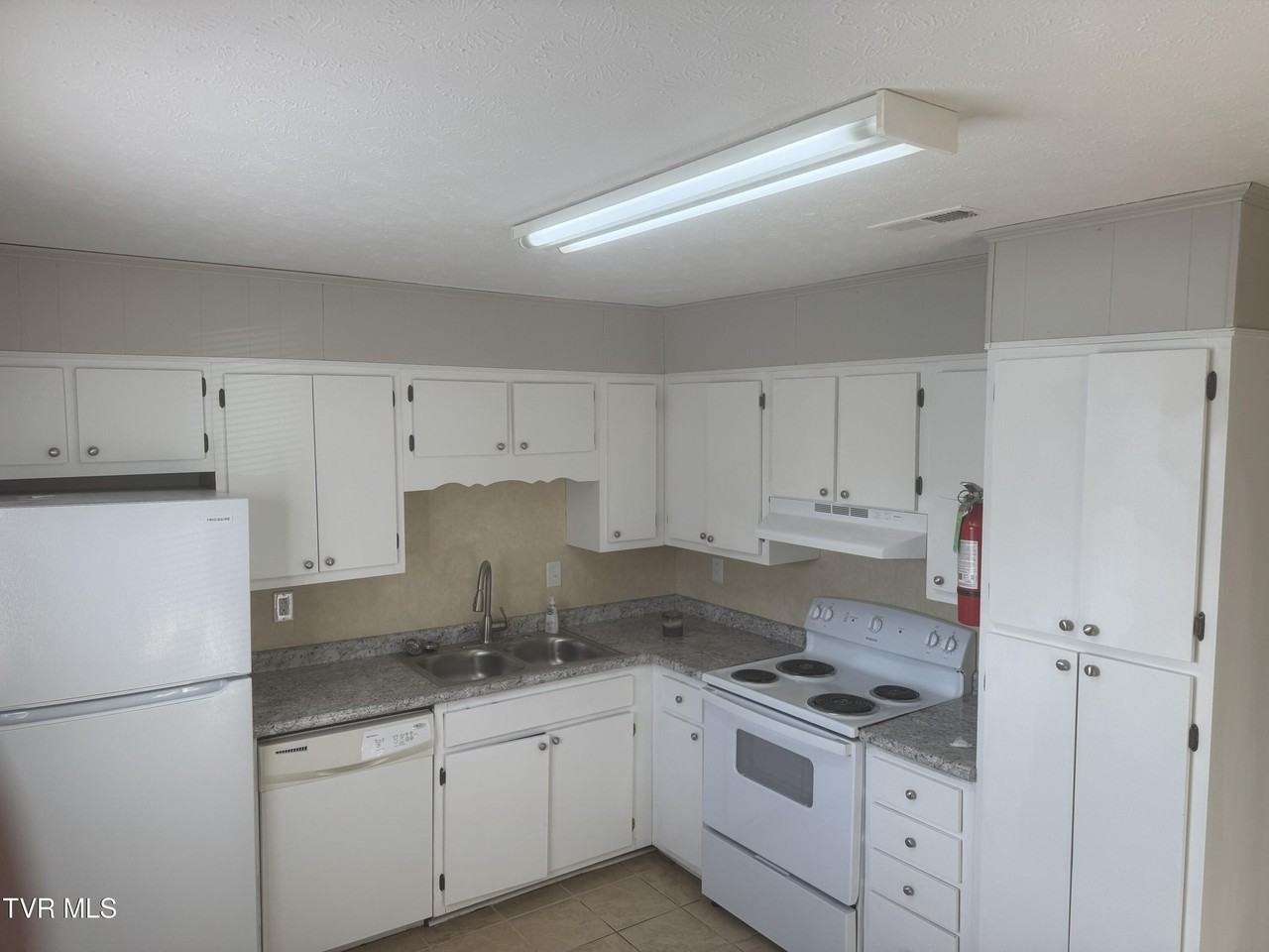 1001 Kiser Blvd Apt 11 #11 - Photo 3 of 8