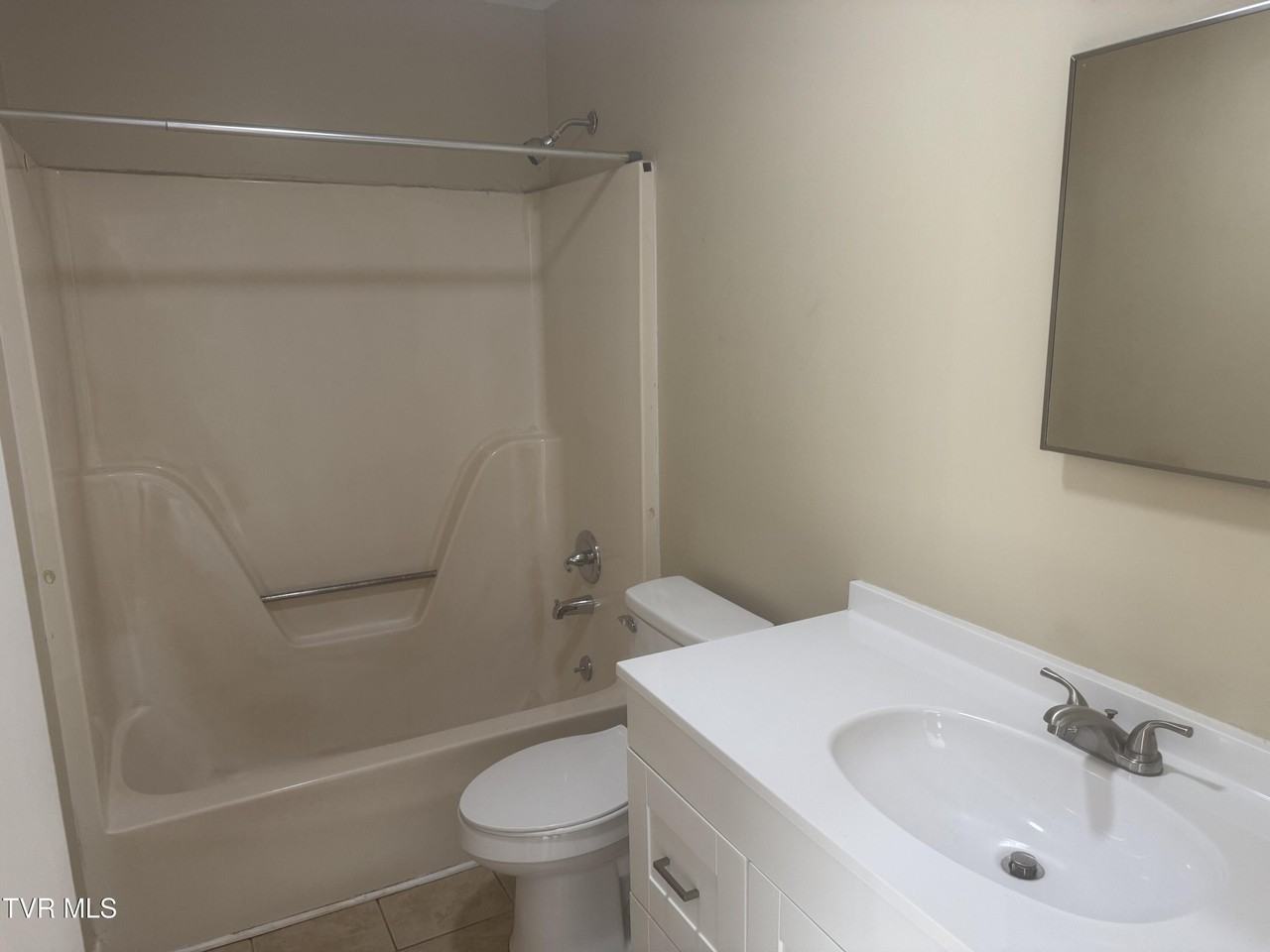 1001 Kiser Blvd Apt 11 #11 - Photo 4 of 8