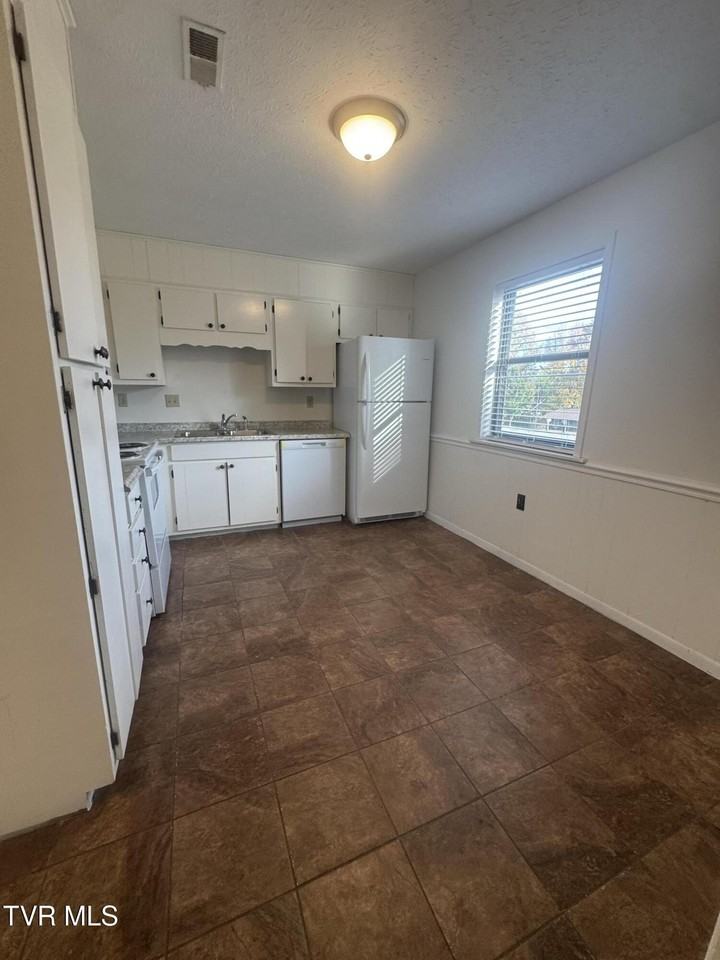 1001 Kiser Blvd Apt 13 #13 - Photo 3 of 12