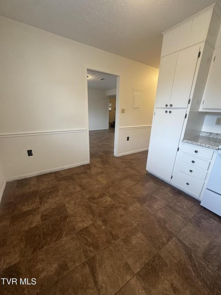 1001 Kiser Blvd Apt 13 #13 - Photo 4 of 12