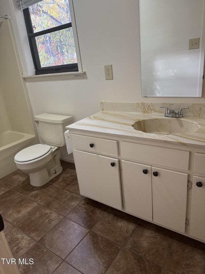 1001 Kiser Blvd Apt 13 #13 - Photo 5 of 12