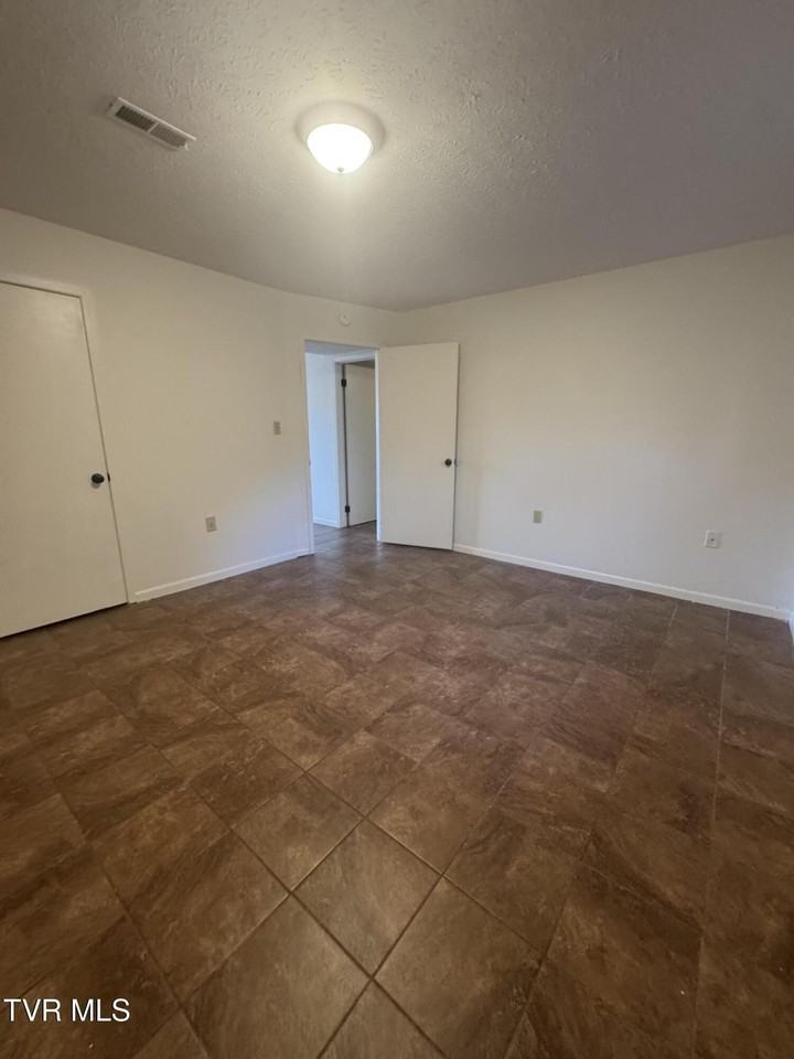 1001 Kiser Blvd Apt 13 #13 - Photo 6 of 12