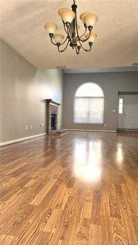 305 Peachtree Ln - Photo 3 of 28