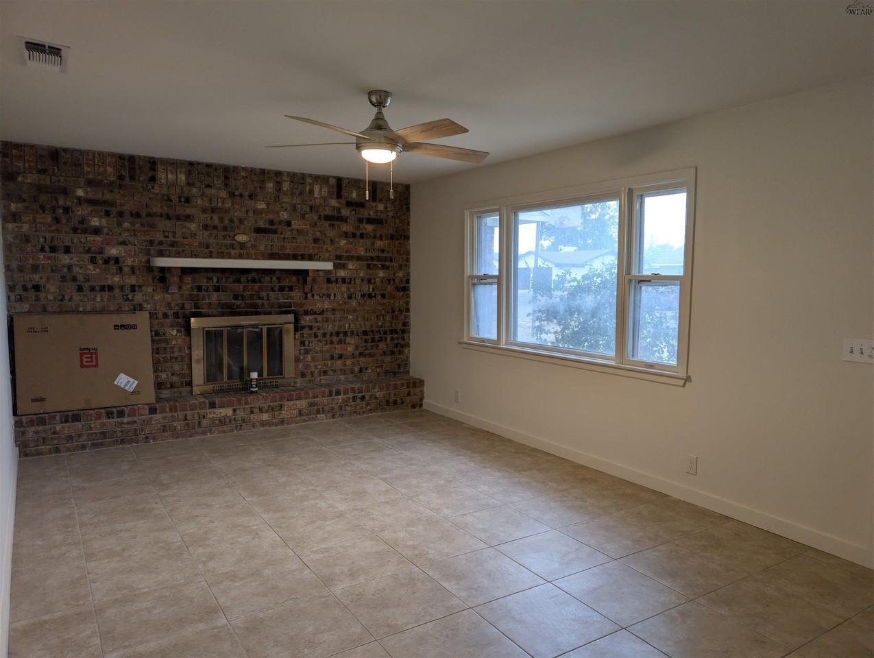 1311 Amherst St - Photo 2 of 12