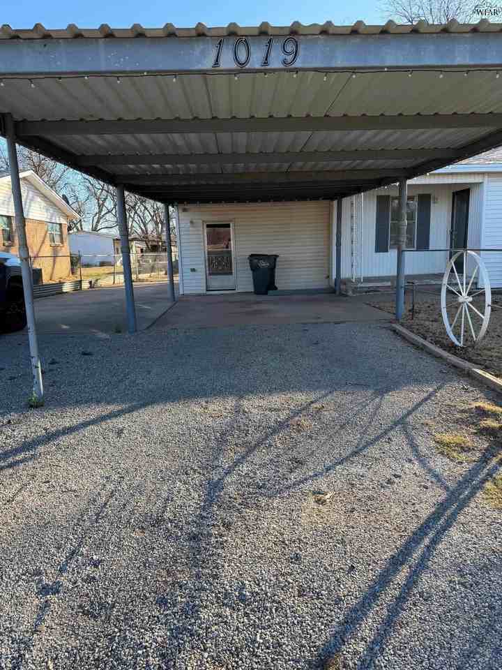 1019 Harris Ln - Photo 2 of 17