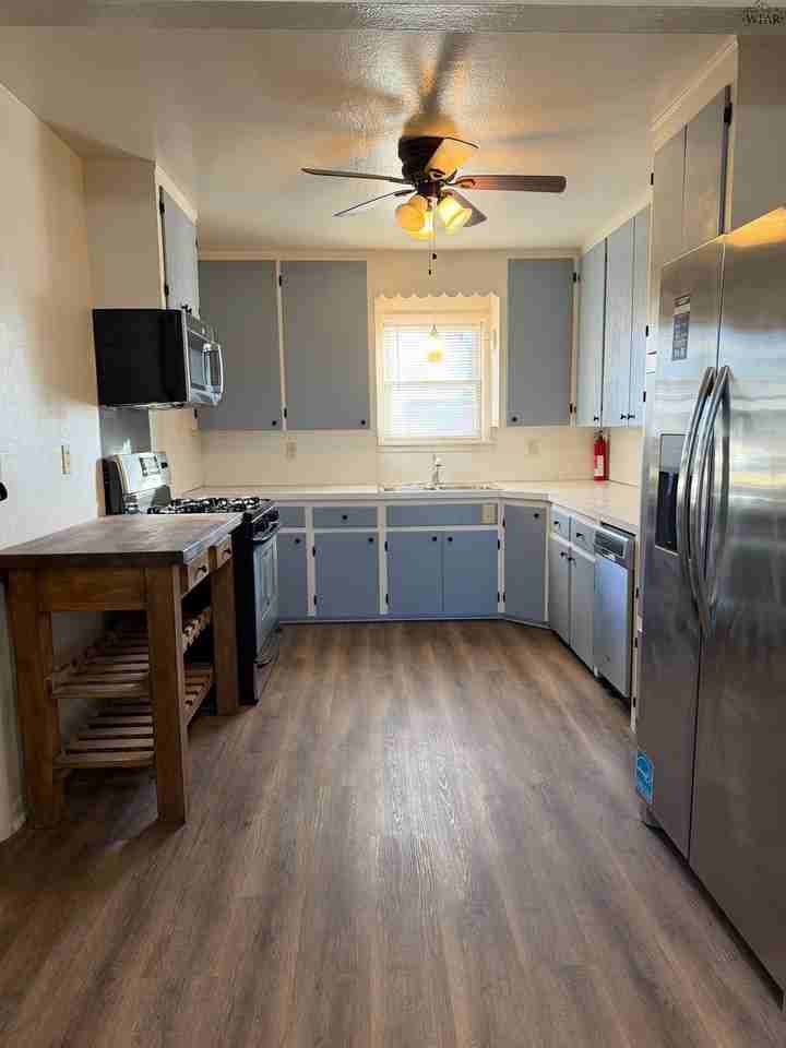 1019 Harris Ln - Photo 4 of 17