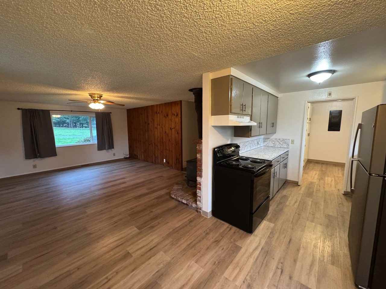 1281 Underhill Ave - Photo 5 of 27