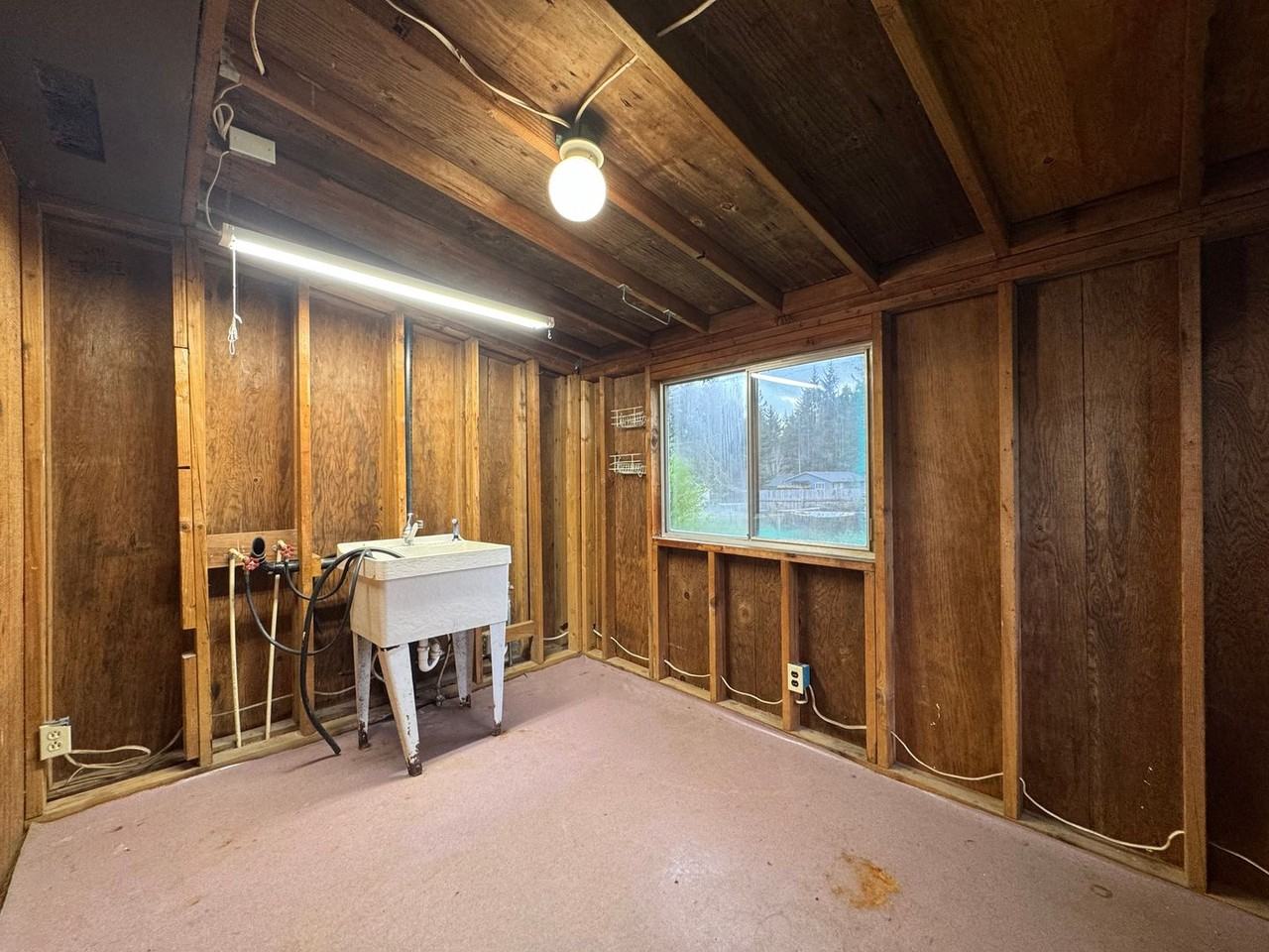 1281 Underhill Ave - Photo 7 of 27