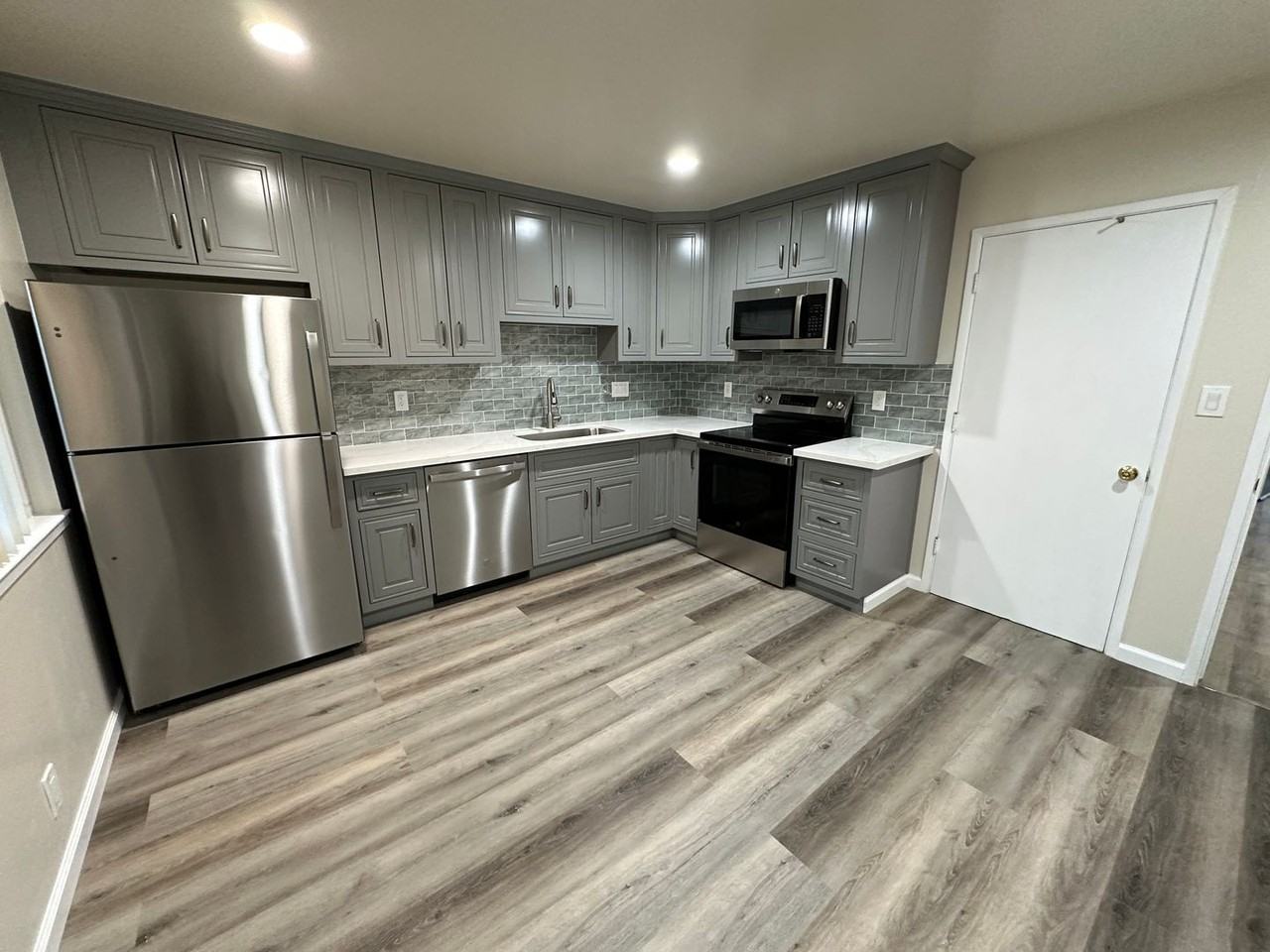 926 Desert Isle Dr - Photo 3 of 9