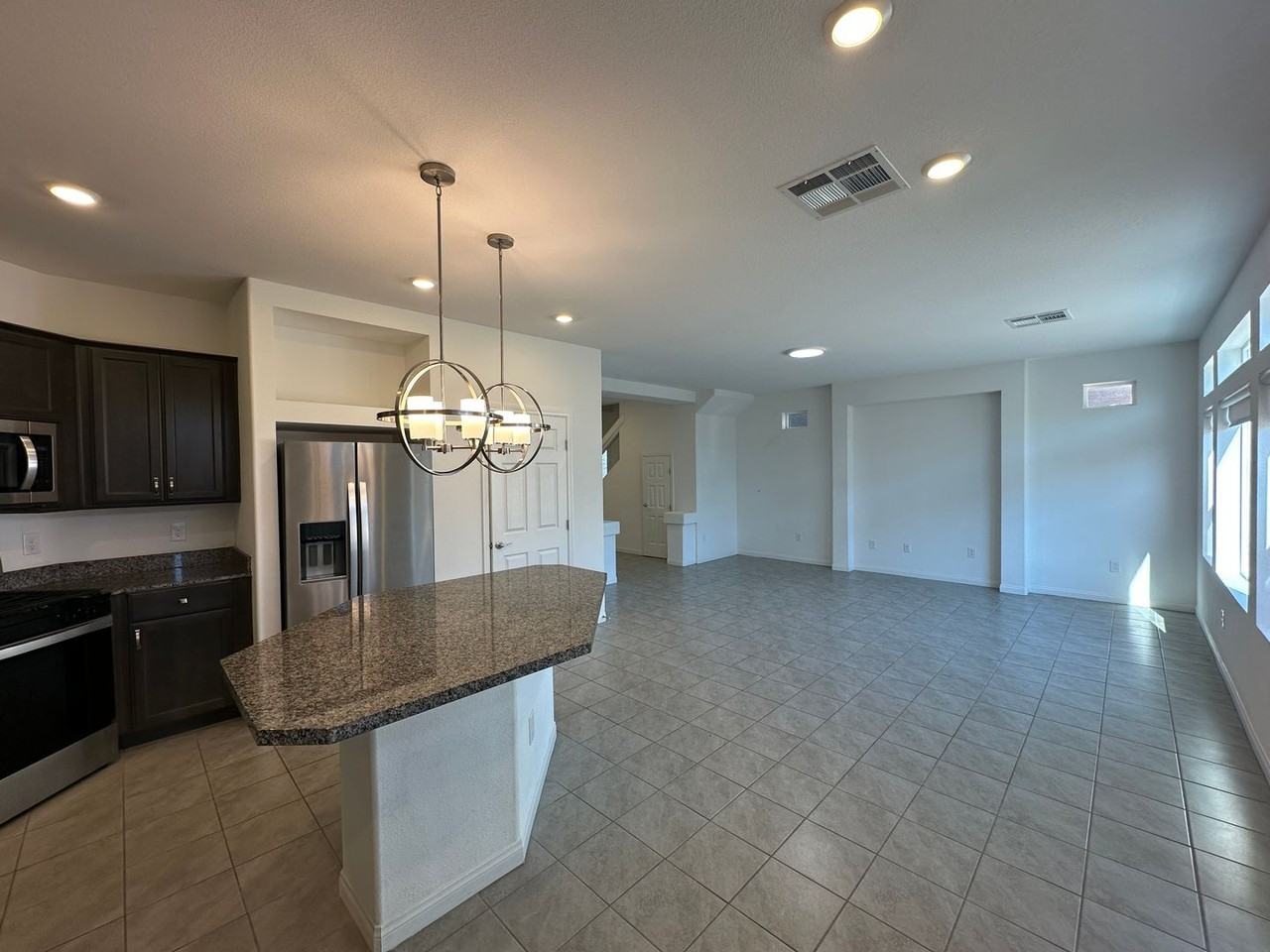 7744 Bellenden St - Photo 4 of 28