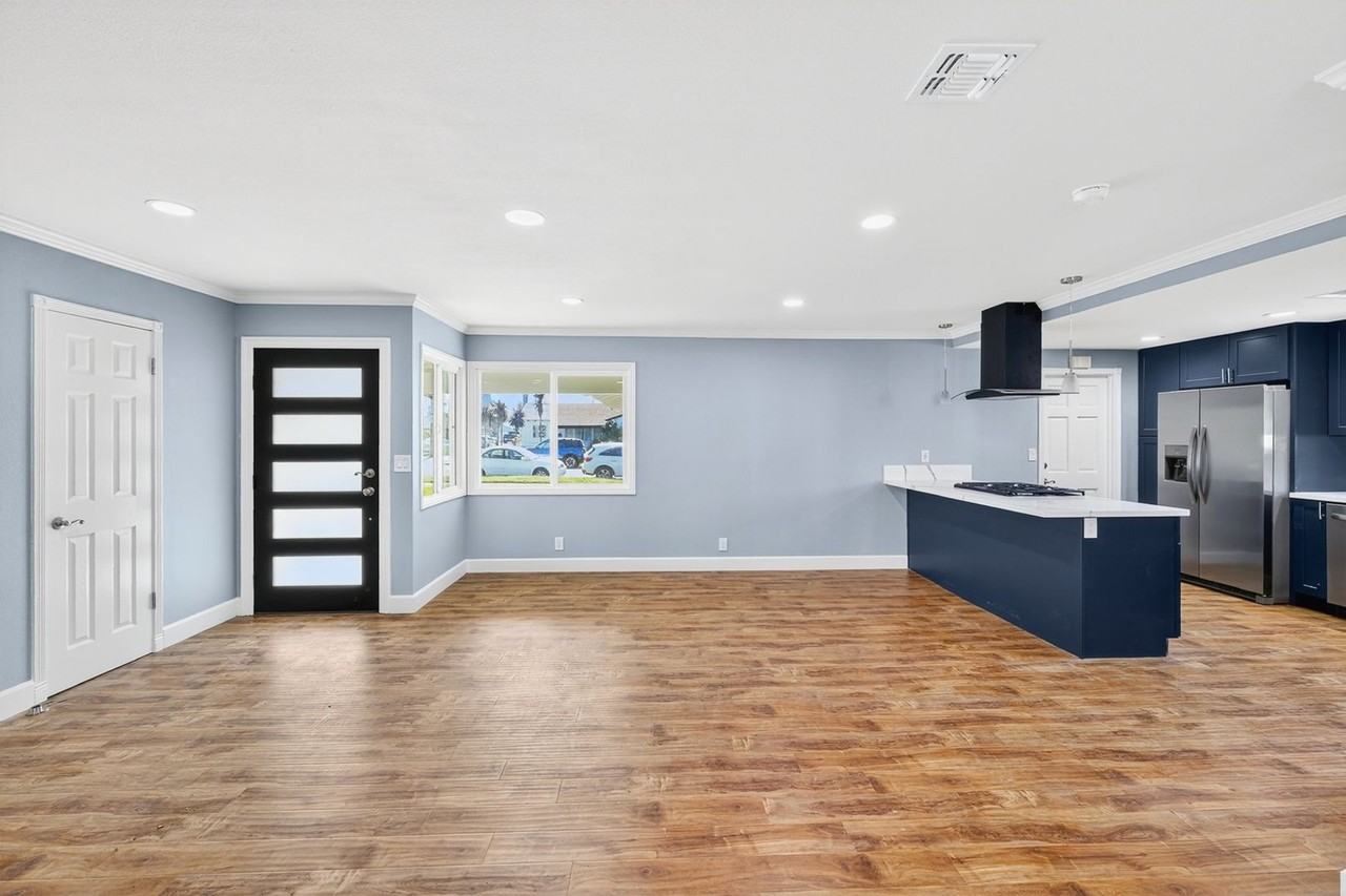 2381 N Bellflower Blvd - Photo 3 of 9