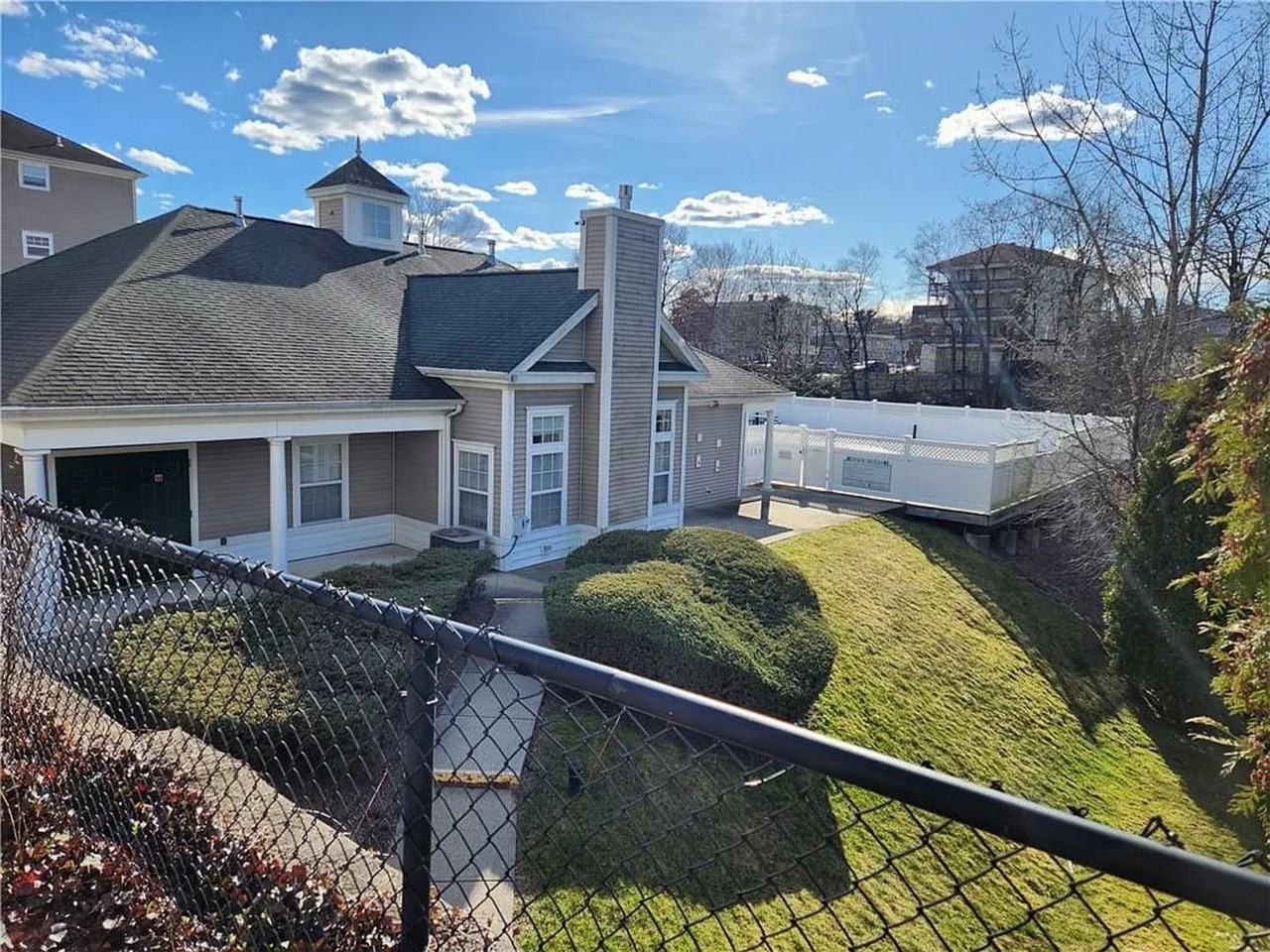 98 Mill St - Photo 3 of 25