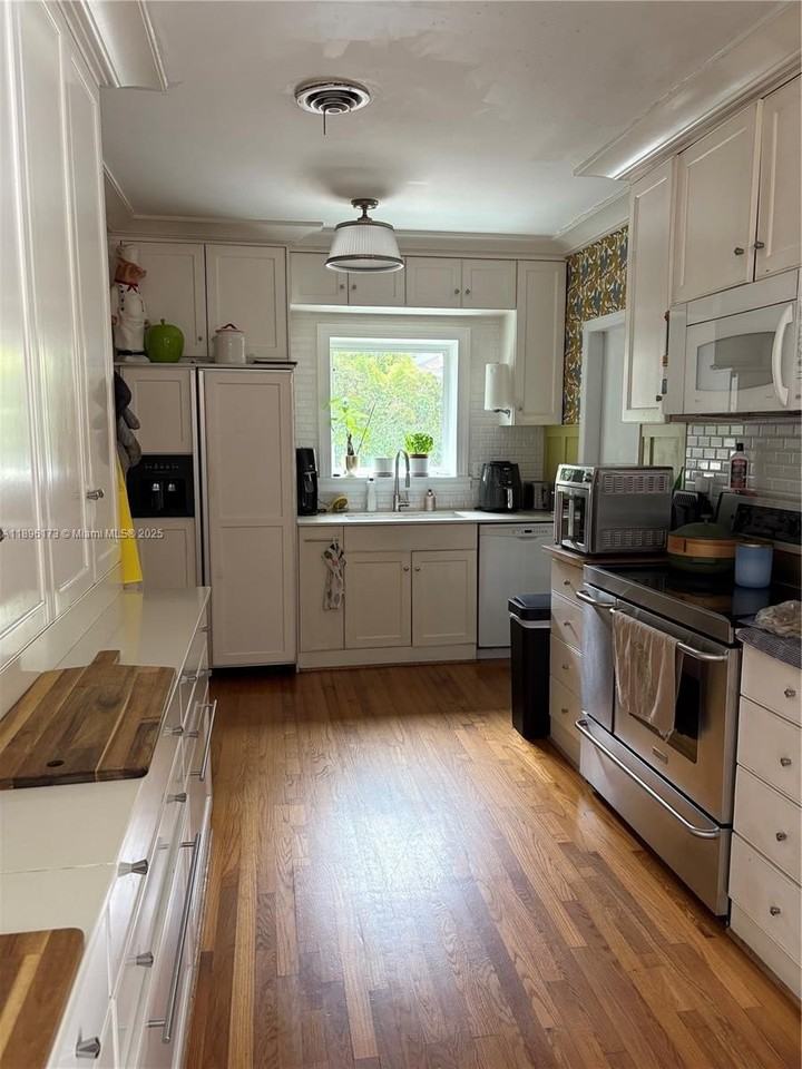 1710 Segovia St - Photo 4 of 30