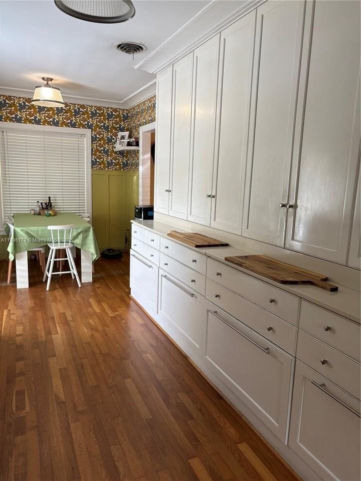 1710 Segovia St - Photo 5 of 30