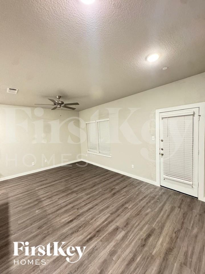 18338 W Centro Cir - Photo 4 of 11