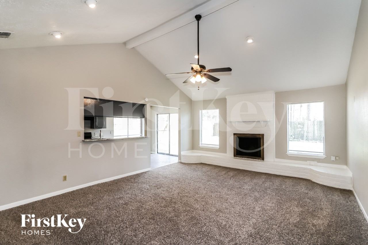 2606 N Spring Dr - Photo 3 of 16