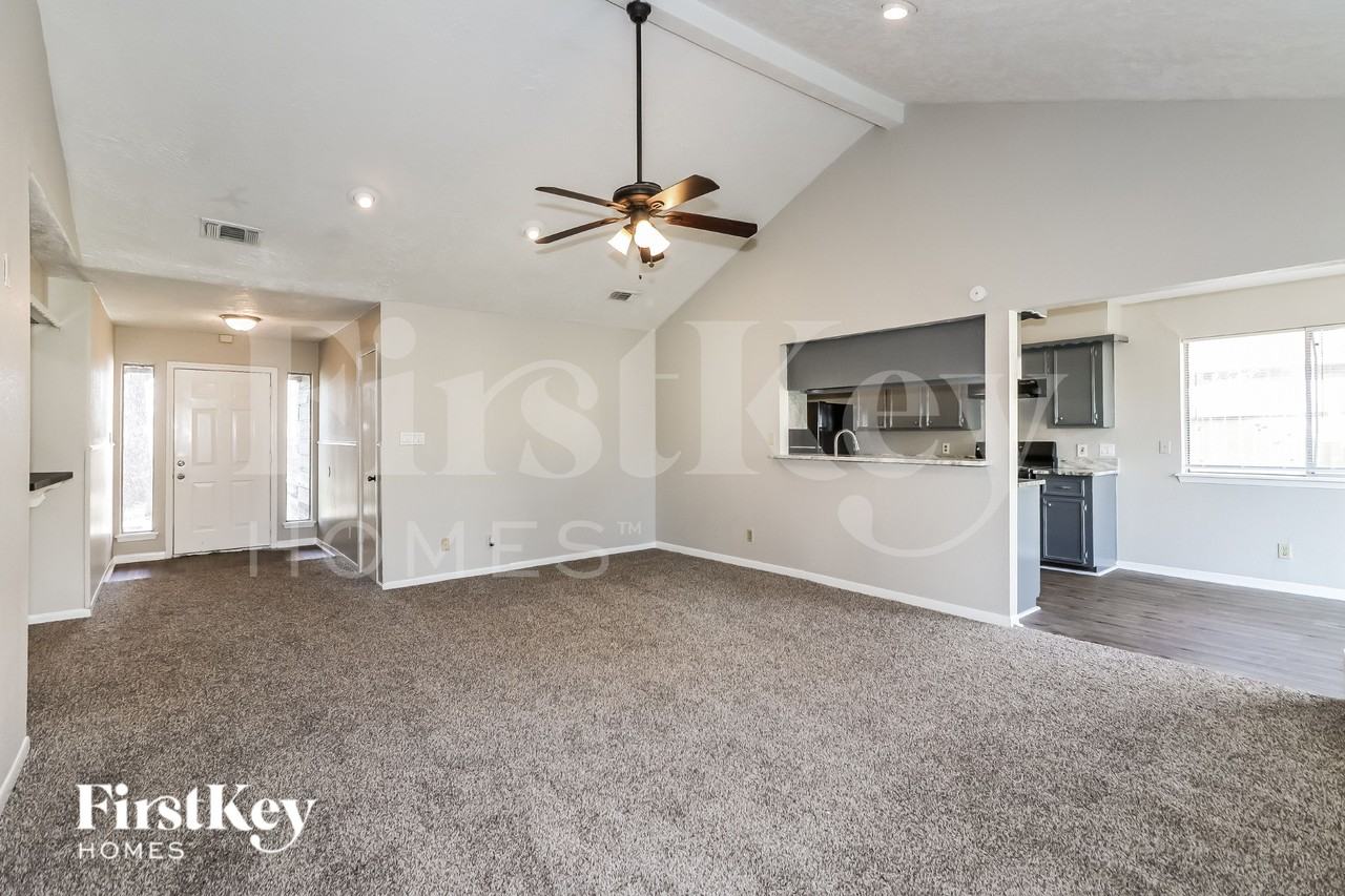 2606 N Spring Dr - Photo 4 of 16