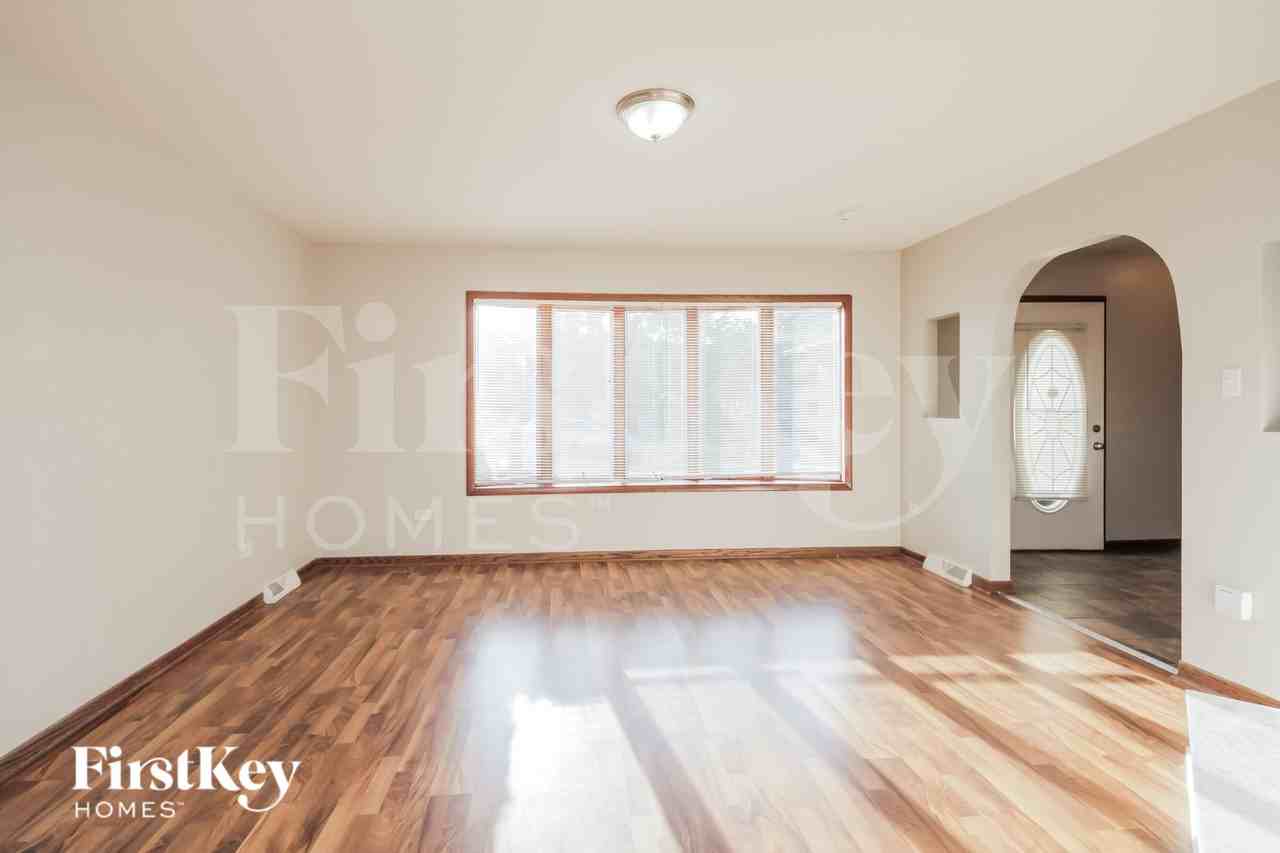 18519 Carriage Ln - Photo 3 of 16