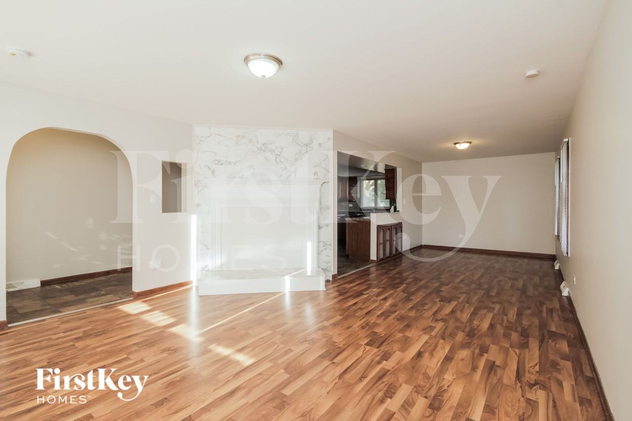 18519 Carriage Ln - Photo 4 of 16