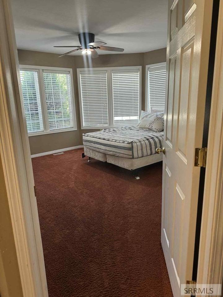 945 Summerset Ct - Photo 2 of 36