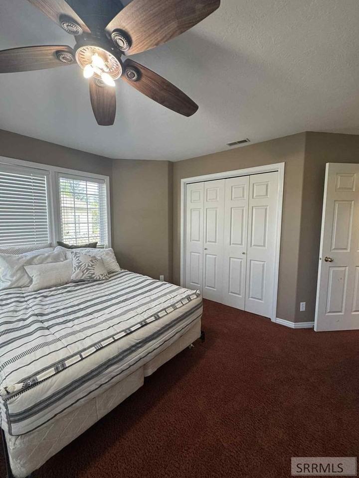 945 Summerset Ct - Photo 3 of 36