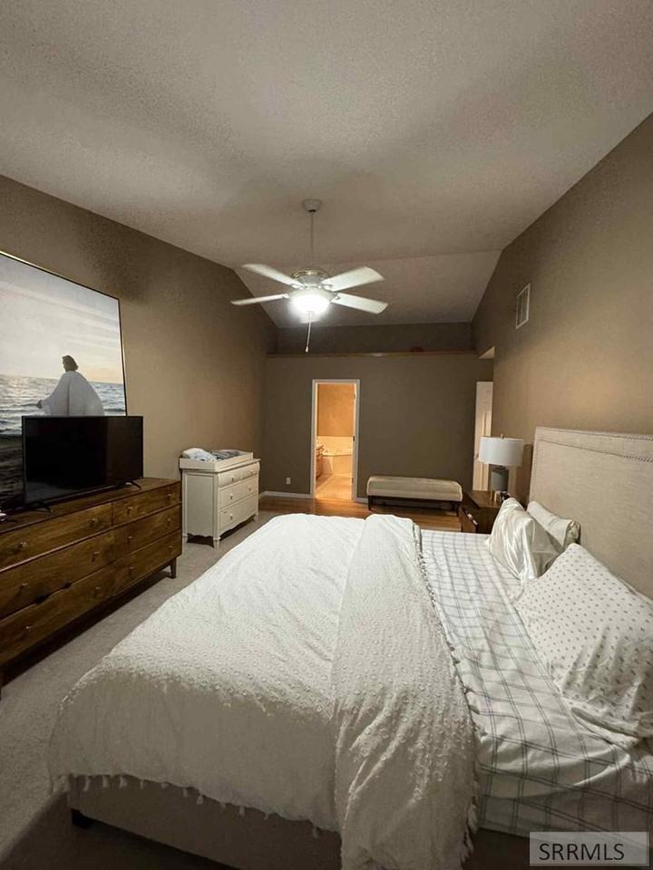 945 Summerset Ct - Photo 4 of 36