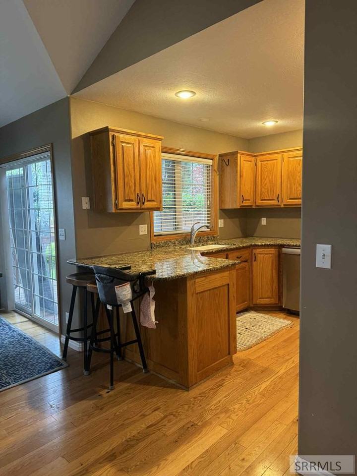 945 Summerset Ct - Photo 6 of 36