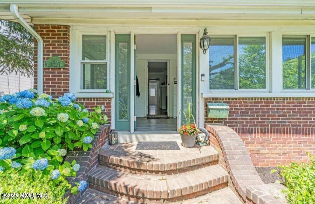 208 E Bergen Pl - Photo 2 of 25
