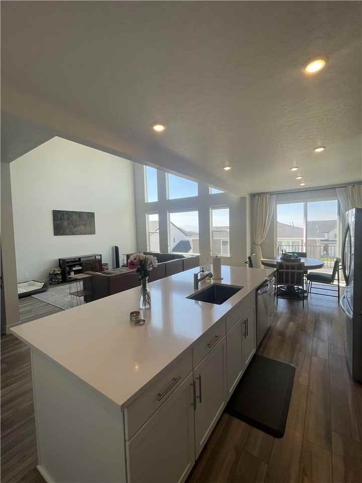 1043 N Cambridge Way - Photo 3 of 18