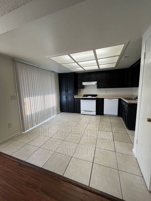 1307 S Court St - Photo 5 of 19