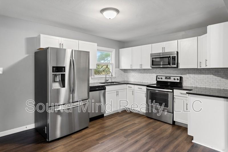 1232 Beverly Dr - Photo 4 of 15