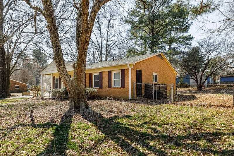 2624 Sanderford Rd - Photo 2 of 28