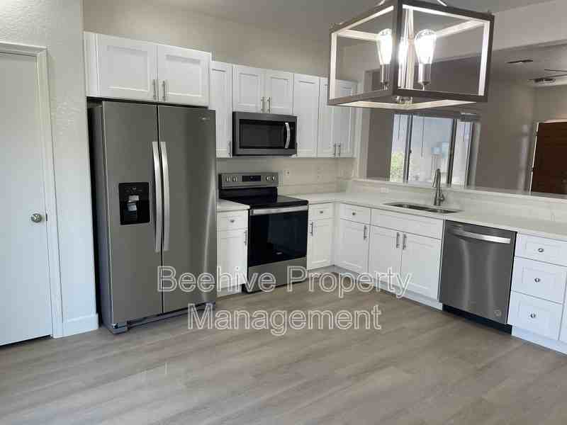 220 N 110th St - Photo 3 of 26